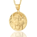 Detalle macro del collar con colgante de relieve zodiaco Tauro bañado en oro 18K - Tauro