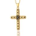 Dettaglio del ciondolo a croce placcato oro 18K con pietre nere e texture incisa - Nero
