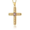 Dettaglio del ciondolo a croce in oro 18K con gemma ovale viola e motivi a rilievo fini - Viola