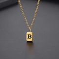Dettaglio del ciondolo rettangolare dorato con lettera B nera incisa su una catena - Lettera B-Oro(Catena 45CM)