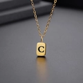 Dettaglio del ciondolo quadrato dorato con lettera C incisa e catena a maglie fini - Lettera C-Oro(Catena 45CM)