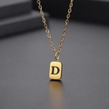 Dettaglio del ciondolo dorato rettangolare con lettera D e finitura in metallo spazzolato - Lettera D-Oro(Catena 45CM)