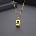 Makroaufnahme des goldenen quadratischen Anhängers mit graviertem E an einer feinen O-Kette - Buchstabe E-Gold(Kette 45CM)