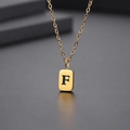 Detailaufnahme des goldenen quadratischen Anhängers mit eingraviertem F an einer O-Kette - Buchstabe F-Gold(Kette 45CM)