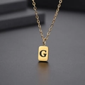 Makroansicht einer goldenen Halskette mit rechteckigem Anhänger und schwarzem Buchstaben G - Buchstabe G-Gold(Kette 45CM)