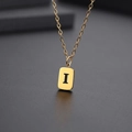 Detailansicht eines goldenen rechteckigen Anhängers mit schwarzem Buchstaben I - Buchstabe I-Gold(Kette 45CM)