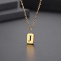 Makroaufnahme von Goldanhänger mit Buchstabe J auf rechteckiger Platte und Kette - Buchstabe J-Gold(Kette 45CM)