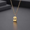 Detail einer goldenen quadratischen Anhängerkette mit fettem schwarzem Buchstaben O - Buchstabe O-Gold(Kette 45CM)