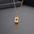 Detailaufnahme der vergoldeten Halskette mit schwarzem Buchstaben P auf rechteckigem Anhänger - Buchstabe P-Gold(Kette 45CM)