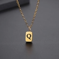 Makroaufnahme des quadratischen Goldanhängers mit einer gravierten schwarzen Buchstabe Q - Buchstabe Q-Gold(Kette 45CM)