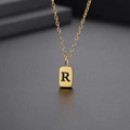 Makroaufnahme einer goldenen Halskette mit quadratischem Anhänger und Gravur Buchstabe R - Buchstabe R-Gold(Kette 45CM)