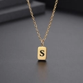 Nahaufnahme des goldenen quadratischen Anhängers mit eingraviertem S an einer O-Kette - Buchstabe S-Gold(Kette 45CM)