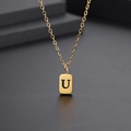 Makroaufnahme des minimalistischen goldenen Rechteckanhängers mit schwarzem Buchstaben U - Buchstabe U-Gold(Kette 45CM)