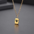 Makroaufnahme des quadratischen Goldanhängers mit Buchstabe W an einer O-Kette - Buchstabe W-Gold(Kette 45CM)