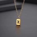 Nahaufnahme des vergoldeten Anhängers mit eingraviertem Buchstaben X an einer feinen Kette - Buchstabe X-Gold(Kette 45CM)