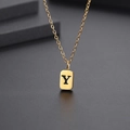 Nahaufnahme der vergoldeten Edelstahlkette mit rechteckigem Anhänger und Buchstabengravur Y - Buchstabe Y-Gold(Kette 45CM)