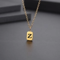 Nahaufnahme der goldenen Halskette mit rechteckigem Anhänger und graviertem Buchstaben Z - Buchstabe Z-Gold(Kette 45CM)
