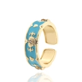 Detailansicht der vergoldeten Kronenring mit hellblauem Emaille und kleinem Kristallen - Cyan (J620-7)