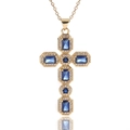 Detail van gouden kruishanger met blauwe zirkoon en witte diamanten steentjes - Blauw