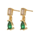 Dettaglio di orecchini dorati con zircone rettangolare e gemma verde a forma di pera - Verde Smeraldo (E696-4)