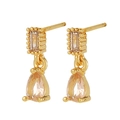 Dettaglio orecchini dorati con zircone rettangolare e pietra color champagne a goccia - Champagne (E696-3)