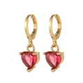 Détail de boucles d'oreilles huggie dorées avec zircons rouges en forme de cœur sertis à trois griffes - Rouge