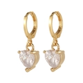 Detail van hartvormige zirkonia oorbellen met gouden huggie hoop sluiting - Wit