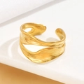 Anillo abierto de olas irregulares en acero inoxidable dorado con textura - Dorado