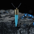 Détail macro du pendentif bohème en turquoise avec gravures ethniques dorées - Style Croc Svelte / Or Antique (D00524B)