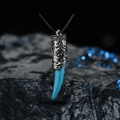 Détail macro du pendentif bohème en turquoise avec relief de dragon argenté vieilli - Motif Dragon Dent de Loup / Argent Antique (D00523A)
