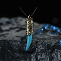 Collier bohème avec pendentif dent de loup en turquoise et embout doré sur cordon noir - Motif Dragon Dent de Loup / Or Antique (D00523A)