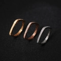 Trois bagues géométriques en or, or rose et argent avec des pierres de zircon serties - US 7 / Lot Superposable J02789 (Tri-Couleur)
