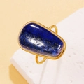 Anillo vintage de acero inoxidable con piedra lapislázuli azul y banda dorada texturizada - Lapislázuli