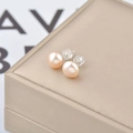 Vue rapprochée de boucles d'oreilles en argent S925 avec perles roses d'eau douce - 5-6mm / Rose