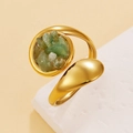 Bague bypass plaquée or 18 carats avec éclats de pierre naturelle verte sur métal - Jade aventurine