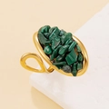 Bague vintage dorée avec un plateau ovale serti d'éclats de pierres naturelles vertes - Malachite