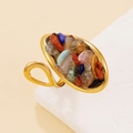Bague bohème en acier doré ornée de pierres naturelles multicolores concassées de forme ovale - Pierre arc-en-ciel