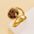 18K vergoldeter Edelstahlring mit buntem Naturstein-Inlay für einen eleganten Look - Regenbogenstein