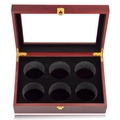 Detail der 6-fach Baseball-Vitrine aus Holz mit mattem Finish und goldenem Verschluss - 290x198x87mm / Matt Rot