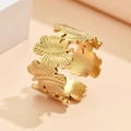 Vintage verstelbare gouden roestvrijstalen ring met getextureerd overlappend bladpatroon - Bladtextuur Goudtint (J03252)