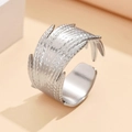 Vintage brede tarwebladring van zilverkleurig roestvrij staal met gravure - Tarweveer Zilvertint (J03254)