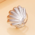Bague coquillage argentée en acier inoxydable ajustable avec textures d'ondes marines - Argent (J03565)