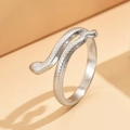 Punk-Stil Schlangenring aus Titanstahl in Silber mit Schuppentextur und offener Ringschiene - Wickelschuppen-Schlangenstil (J03060) / Silber