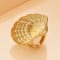 Bague ajustable dorée en forme de coquillage avec texture martelée style marin - Or (J03560)
