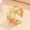 Gouden ginkgoblad open ring met geborstelde textuur en vintage opengewerkt ontwerp - Ginkgoblad Goudtint (J03256)