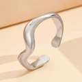 Minimalistischer silberner gewellter Ring aus Edelstahl mit unregelmäßigen Kurven - Stahlfarbe