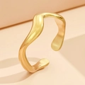 Minimalistischer wellenförmiger Ring in Goldoptik mit verstellbarem Edelstahlband - Gold
