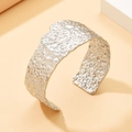 Bracciale rigido aperto in argento minimalista con texture in metallo martellato - Stile Irregolare Martellato (Z00072) / Colore acciaio