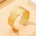 Bracciale rigido dorato largo con trama metallica martellata e design aperto - Stile Irregolare Martellato (Z00072) / Oro