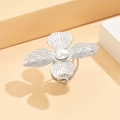 Bague fleur argentée avec pétales larges et perle centrale au design ouvert - Acier-Perle Artificielle (J03282)
